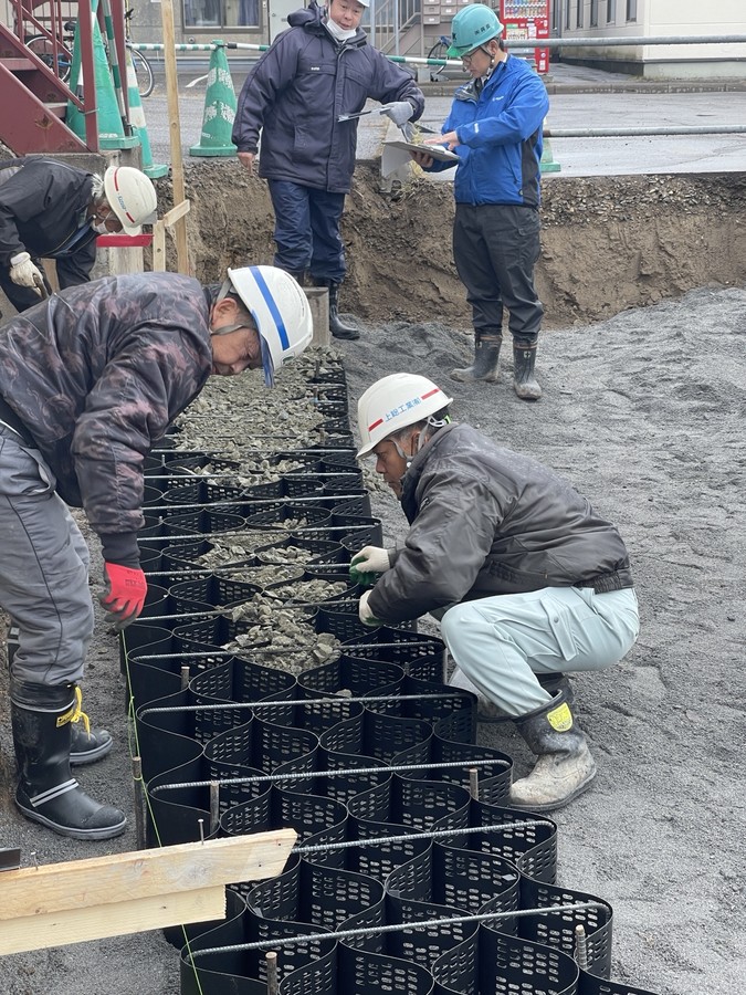 複数の作業員が構造物まわりで施工している様子
