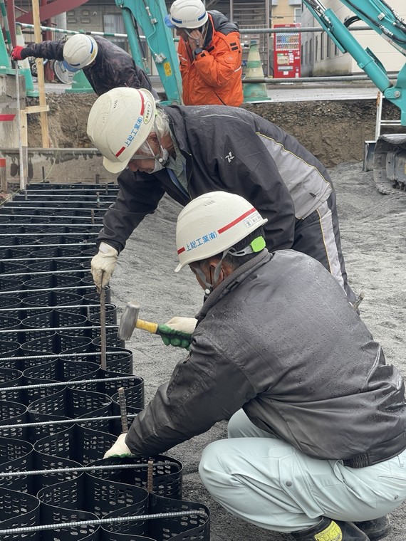 作業員が構造物の周辺を施工している様子